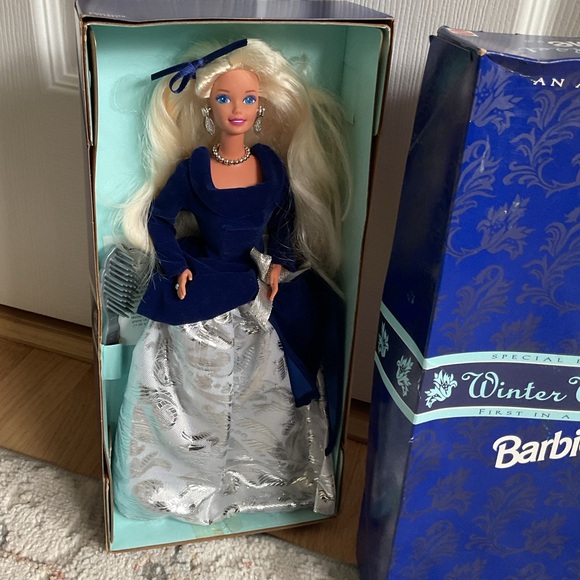 Vintage 1995 Avon Winter Velvet Barbie - Picture 5 of 7
